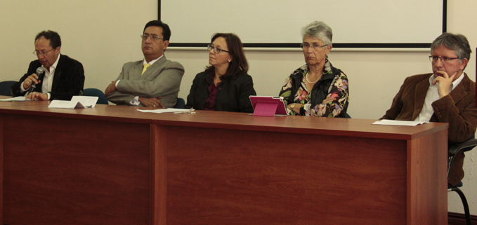 (de izq.) Freddy Portilla, profesor investigador, Mario Melo, abogado defensor de los pueblos indígenas y profesor de la PUCE, Alexandra Martínez, coordinadora del grupo de investigación en Soberanía y Seguridad Alimentaria, Yolanda Kakabadse, presidenta del WWF y P. Marcelo Farfán, director de la Pastoral Universitaria