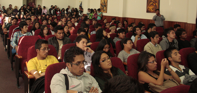 Estudiantes y docentes en el Auditorio Monseñor Cándido Rada del campus El Girón.