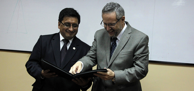 Capta la entrega del certifica por parte del Eco. César Vásquez, Vicerrector de la UPS sede Cuenca al docente Alvaro Acuña.