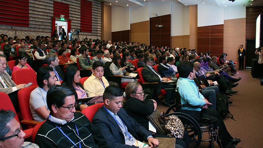 Estudiantes y profesores de las sedes de Quito, Guayaquil y Cuenca de la UPS, representantes de las misiones y obras salesianas del Ecuador.