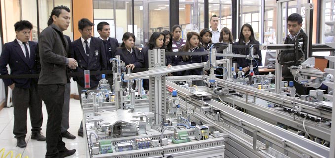 Grupo de estudiantes de los colegios visitando el Laboratorio de polímeros los diferentes laboratorios Ingeniería Mecánica de la UPS-Cuenca.
