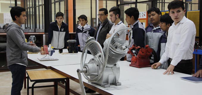 Estudiantes y docentes del colegio Luis Cordero de Azogues visitando los laboratorio de la carrera.