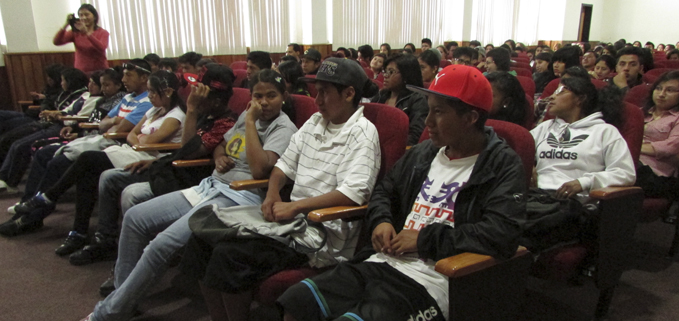 Jóvenes pertenecientes a la Fundación Sol de Primavera asistieron a la presentación de los documentales.