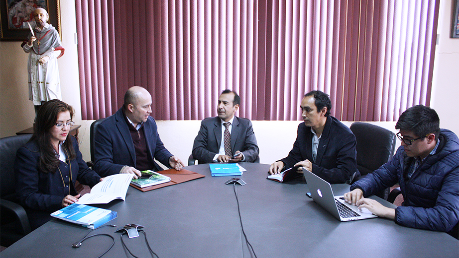 Reunión sobre el proceso electoral presidida por el Econ. Luis Tobar (c)