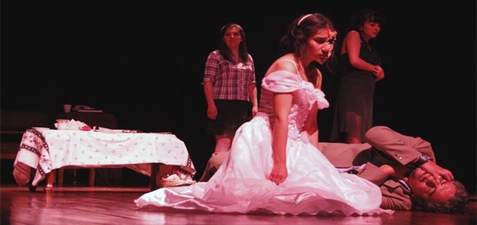 Compañia de Teatro de la UPS interpretando la obra