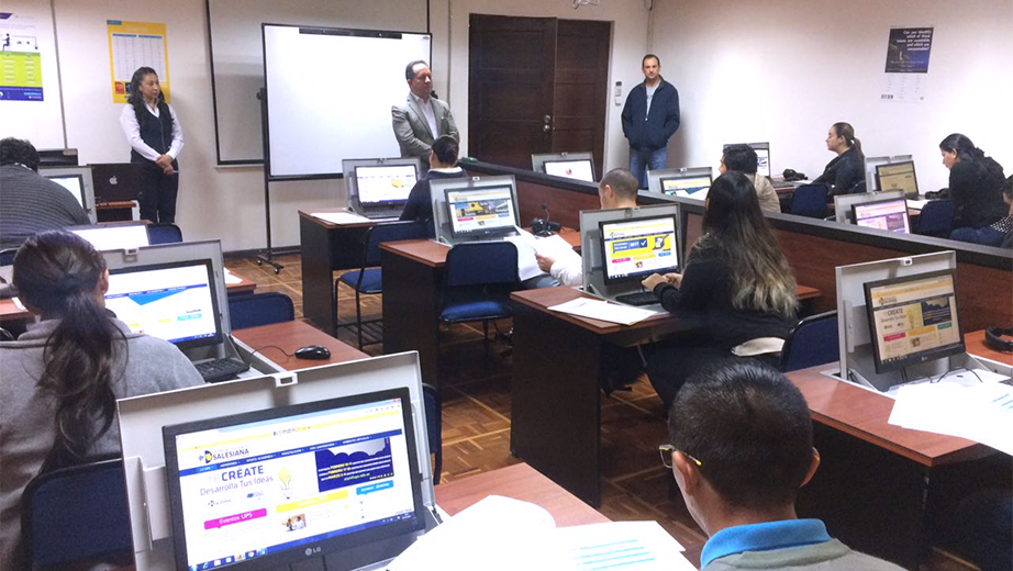 Educators from the Jardin Azuayo credit union in the course led by Pablo Farfán