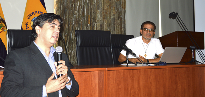 El vicerrector de la sede Guayaquil Andrés Bayolo, dando la bienvenida al Padre Jorge Molina.