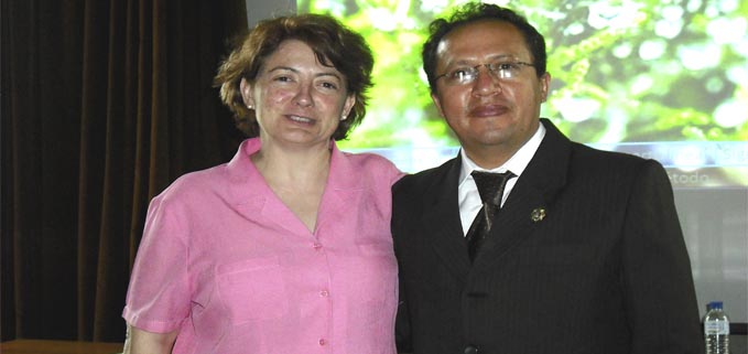 Dra. Ana  Tarquis, disertante en la EGU 2015; Derecha: Dr. Fredi Portilla Farfán, Ph.D, investigador y docente de la UPS