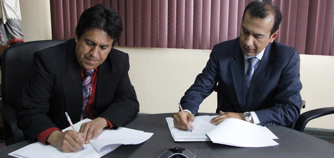 Firma del Convenio entre Alcalde de Biblián Guillermo Espinoza (izq.) y el Vicerrector General de la UPS, Luis Tobar Pesántez.