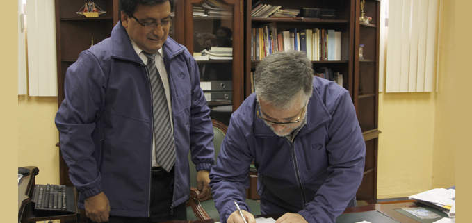 César Vásquez, Vicerrector de la UPS de la sede Cuenca y Manuel Pérez, vicerrector general de la U. Silva Henríquez de Chile.