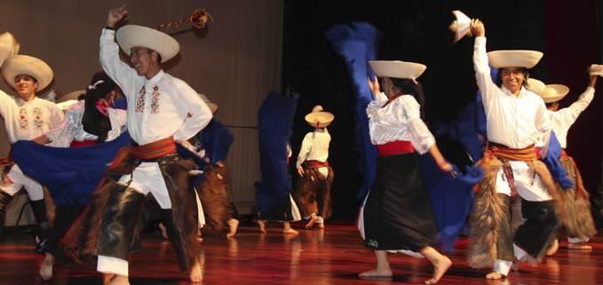 Grupo de Danza Tradicional de la UPS en el Festival de danza 