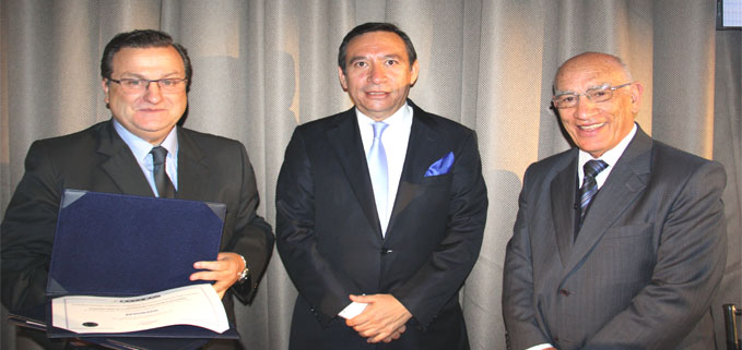 Vicerrector de la UPS Sede Quito, José Juncosa, Dr. Francisco Cadena, Presidente del CEAACES y P. Javier Herrán, Rector de la UPS al final de la ceremonia.