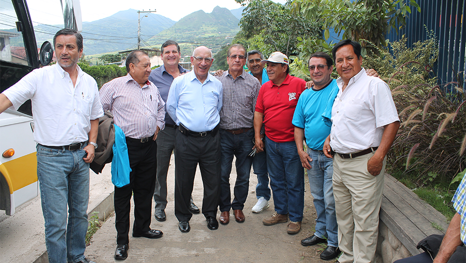 Foto grupal del ex alumnos del Colegio Agronómico Salesiano junto al rector de la UPS P. Javier Herrán (c)