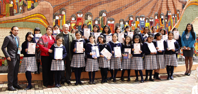 Alumnas de la escuela Francisca Dávila acompañadas del Padre Javier Herrán Gómez, Rector de la UPS y Raquel Loyola, Directora de la Escuela.