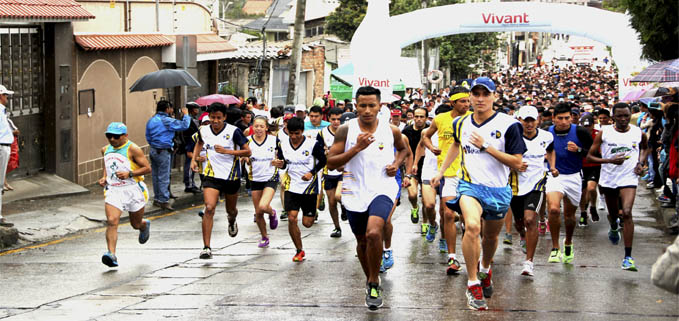 Participantes en los primeros kilómetros del recorrido.