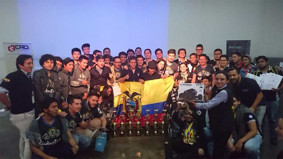 Capta la delegación de la UPS sede Cuenca festejando la obtención del campeonato