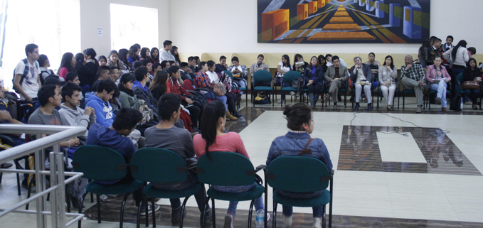 Las fotos captan la participación del escritor Eliécer Cárdenas Espinoza en diálogo con los estudiantes y docentes de la Politécnica Salesiana sede Cuenca.