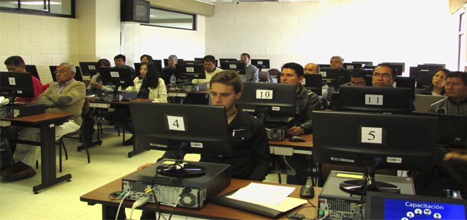 Docentes de la sede Quito en el taller desarrolado en el CECASIS, campus Sur