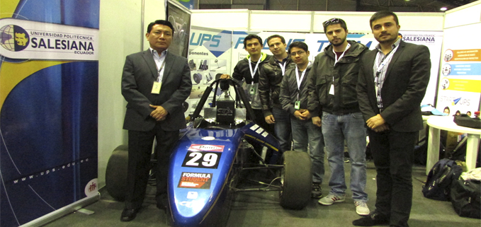 Miembros del Grupo de Investigación GIIT, Juan Pablo Salgado (der.), vicerrector de investigación de la UPS junto a la Formula SAE en el Campus Party.