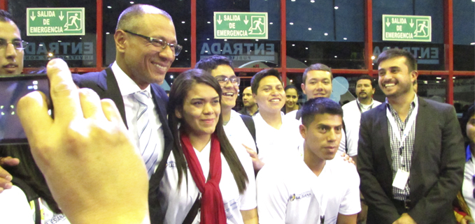 Estudiantes de la UPS con el Vicepresidente de la República Jorge Glas.