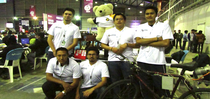 Estudiantes del Club Robótica, sede Quito, en presentación del oso Koda.