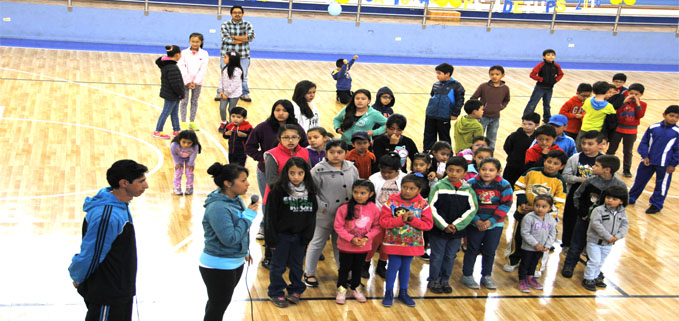 Niñas y niños participantes de la Colonia Vacacional de la ADETUPS