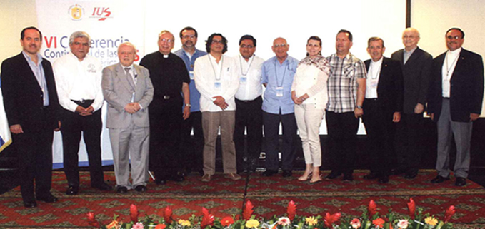 Daniel Llanos (sexto desde la izquierda), César Vásquez, P. Javier Herrán, María Sol Villagómez y Pablo Farfán, en San Salvador acompañados de representantes de las IUS.