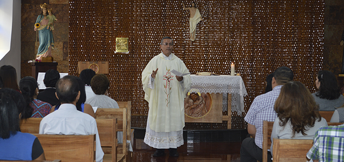 Padre Iván Segarra, consejero del Centro de Escucha Salesiano, sirviendo Misa en la Capilla de la sede Guayaquil.