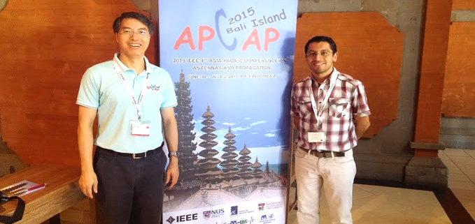 Prof. Zhongxiang SHEN (I) de la Universidad Tecnológica de Nanyang junto a Andrés Ortega (der.) catedrático de la UPS