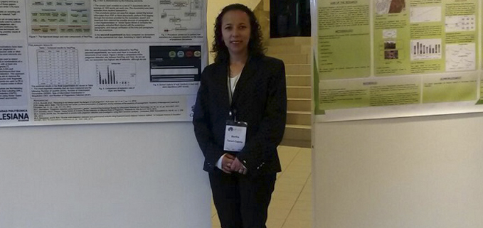 Ingeniera Bertha Tacuri en la Expopaper del IEEE APCASE 2015.