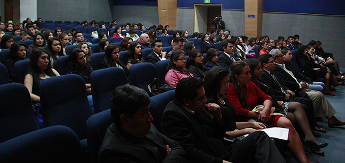 Autoridades, docentes y estudiantes de la carrera de Ingeniería de Biotecnología de los RRNN en la sesión solenme, Aula Magna-campus El Girón