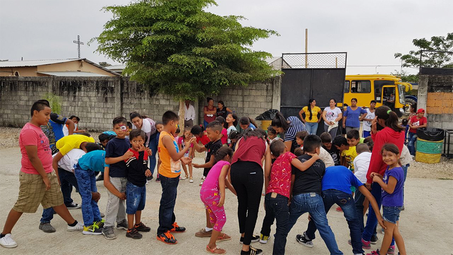 Voluntarios de la UPS visitando y animando algunas comunidades de Guayaquil