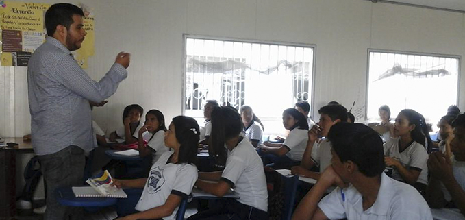 Augusto Rodríguez con estudiantes de colegio beneficiarios del proyecto.