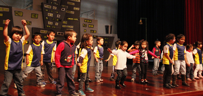 Momento de la presentación de los grupos participantes en la Colonia Vacacional.