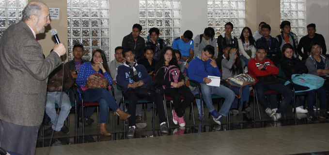 Escritor Javier Vásconez en el diálogo con los estudiantes.