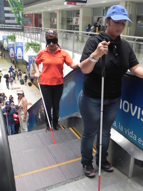 GUAYAQUIL: Maestrantes de Educación Especial realizan práctica con ojos vendados