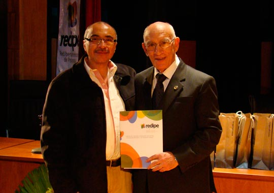 QUITO: REDIPE otorgó reconocimiento al mérito educativo, investigativo  y pedagógico a la UPS