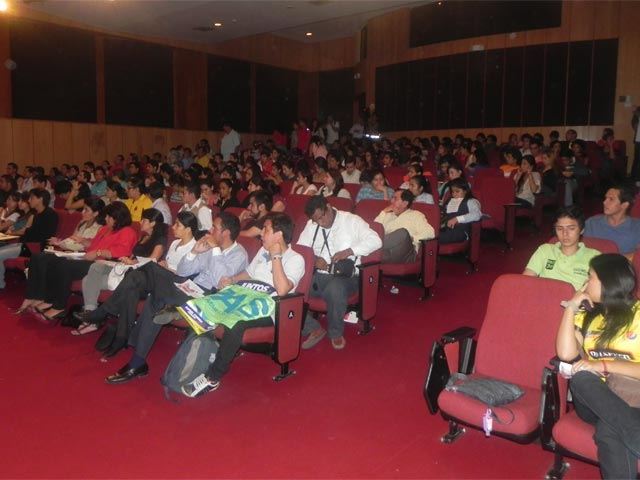 GUAYAQUIL: Candidatos a asambleístas presentaron sus propuesta a estudiantes de la UPS