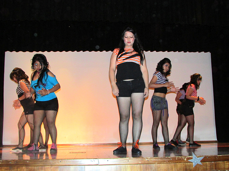 QUITO: Al ritmo de pop y rap estudiantes mostraron sus habilidades en la danza