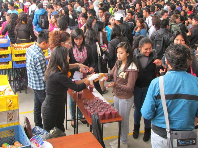 QUITO: Estudiantes compartieron la guagua salesiana y colada morada