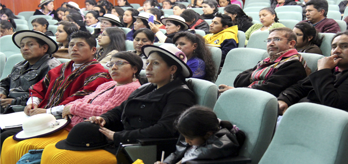 Estudiantes indígenas de la Comunidad del Quilloac y asistentes al evento