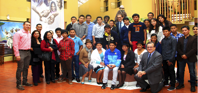 P. Jorge Molina en una foto de grupo con José Juncosa, vicerrector de sede, estudiantes y personal administrativo de la sede Quito.