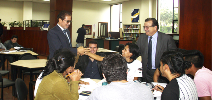 P. Jorge Molina, Inspector y José Juncosa, Vicerrector sede Quito, conversando con estudiantes de la Biblioteca en el Campus Sur.