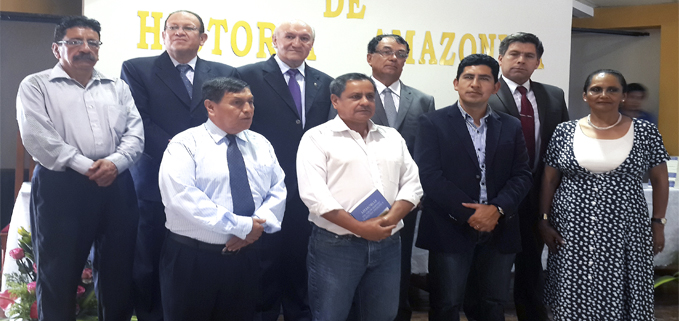 (desde izq.)  Investigadores: Lcdo. Efrén Ortega, Dr. Javier Gomezjurado, Dr. Jorge Núñez, Arq. José Echeverría, Dr. Wilson Gutiérrez. Segunda fila, Lcdo.  Galo Sarmiento, Ing. Patricio Avila (alcalde de Gualaquiza), Dr. Blas Garzón Vera y Dra. Rocía Rosero.