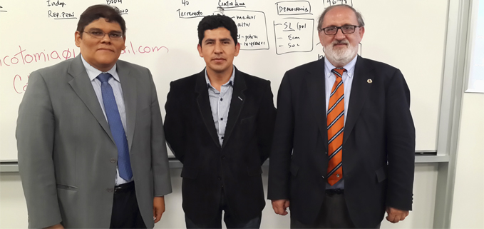 Dr. Víctor Velezmoro, Decano de la Facultad de la UDEP, Dr. Blas Garzón, docente de la UPS, y Dr. Enrique Banús, Director del Simposio.