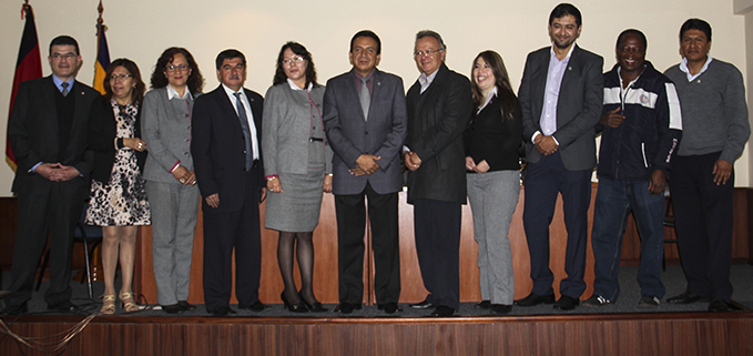 Nueva directiva de la  ADAUPS (de izq.) Jorge Rengel, María Teresa Arias, Sandra Logroño, Germán Gómez, Alexandra Quizhpi, Rodney Tapia, Pedro Montero, Franklin Hurtado, Juan Carlos Padilla y Efraín