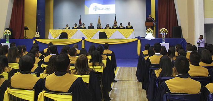 Graduados y graduadas durante la ceremonia de incorporación realizada en el Coliseo del campus El Girón.