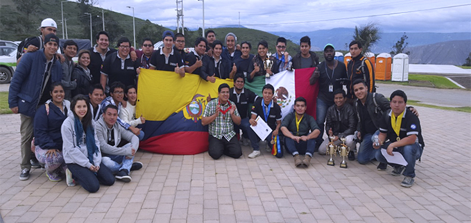 Integrantes del Club de Robótica de la sede Guayaquil con los premios obtenidos.
