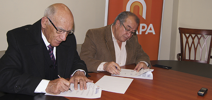 Momento de la firma del convenio entre el Padre Javier Herrán Gómez, Rector de la UPS (D) e Iván Palacios, Gerente de ETAPA-EP.