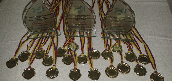 Placas y Medallas de los campeones del Club de Robótica de la UPS sede Guayaquil.